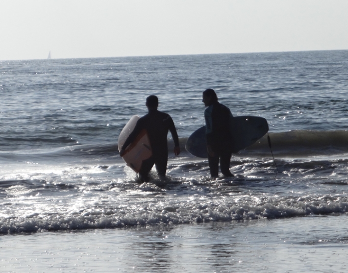 san-clemente-surfers-going-out